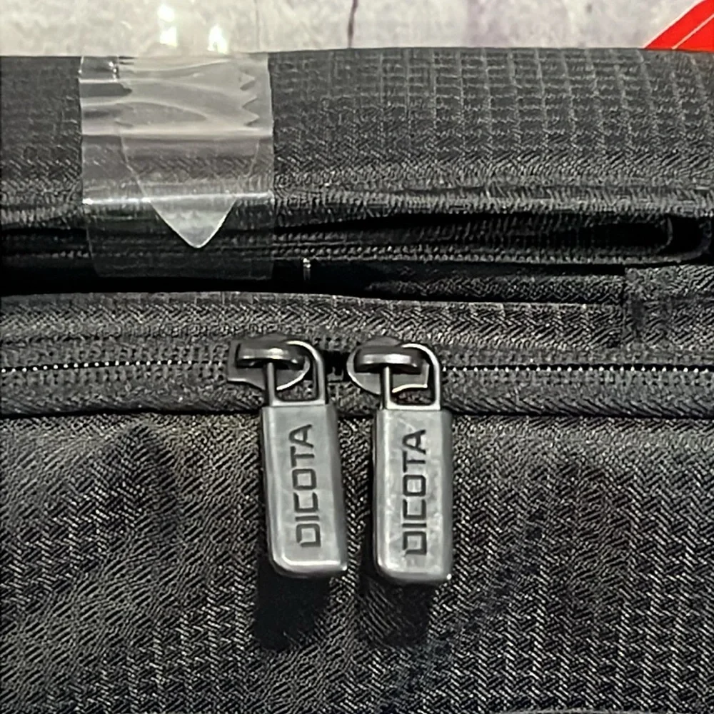 Dicota sleek black
